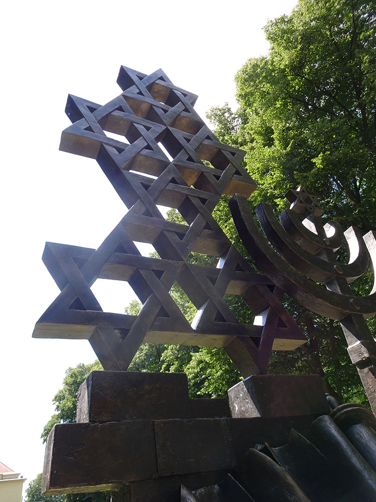 Am 26. Juni 2020 fand die Enthüllung des neuen Denkmals im kleinen Kreis mit dem Vorstand der Synagogen-Gemeinde, der Gemeindevertretung, dem Geschäftsführer und dem Friedhofsverwalter statt.