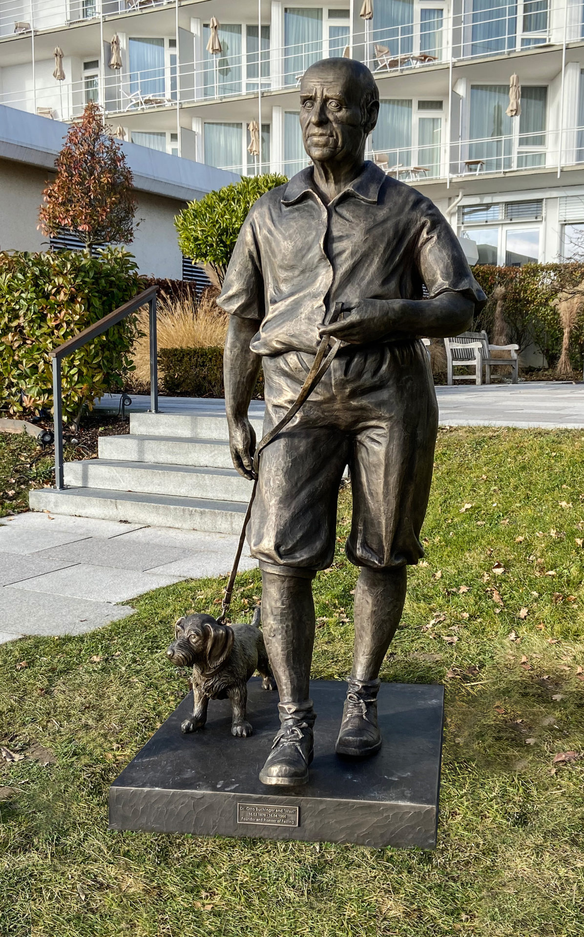 Die Buchinger Statue wurde kurz vor Weihnachten 2021 in Überlingen auf dem Außengelände der Klinik Buchinger Wilhelmi aufgestellt.